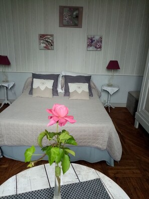 3 bedrooms, iron/ironing board, bed sheets