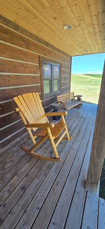 テラス / パティオ. Rustic cabin charm with modern comforts—your cozy escape to nature awaits!