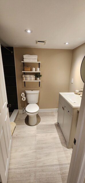 Sèche-cheveux, serviettes fournies, savon, papier toilette