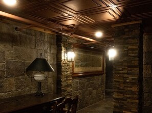 Interior - LAUREL HIGHLANDS GEM~ FALLINGWATER/OHIOPYLE ~ MEDIEVAL CHAMBER SUITE (Connellsville)