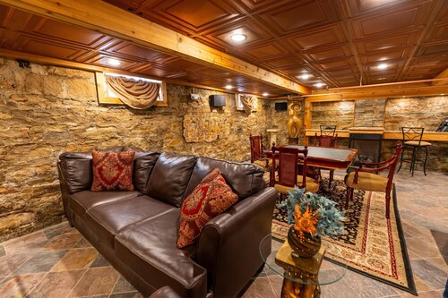 LAUREL HIGHLANDS GEM~ FALLINGWATER/OHIOPYLE ~ MEDIEVAL CHAMBER SUITE