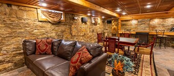 LAUREL HIGHLANDS GEM~ FALLINGWATER/OHIOPYLE ~ MEDIEVAL CHAMBER SUITE
