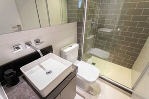 Suite estudio, balcón, vista a la ciudad | Baño