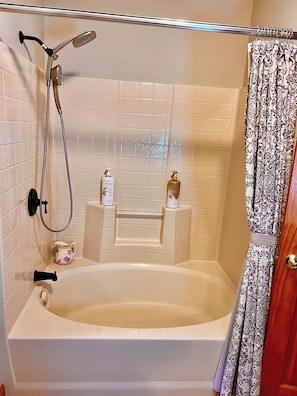 SĂšche-cheveux, bidet, serviettes fournies, savon