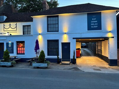 2 Bedroom Boutique Apartment, close to Le Shuttle & the Port of Dover