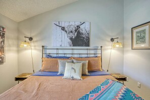 2 bedrooms, desk, iron/ironing board, WiFi