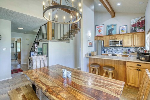 Roomy 2 bd/3ba Condo w/Loft in Fantastic Location!