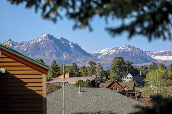Un área residencial con casas y una cadena montañosa al fondo.