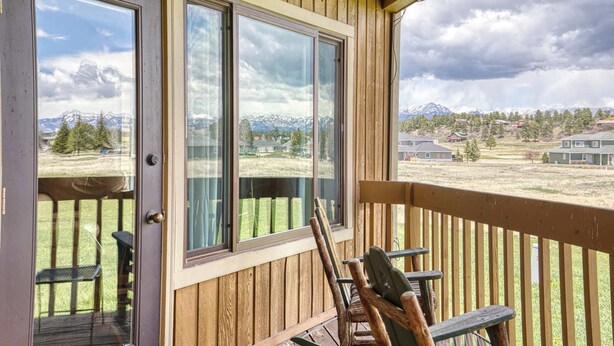 Un portico in legno con vista su un paesaggio montuoso.