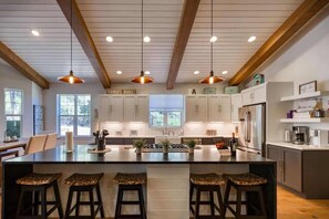 Fridge, microwave, oven, stovetop - Luxury Family Home w/ Hot Tub + Mountain Views (Pagosa Springs)