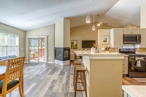 Fridge, microwave, oven, stovetop - Hot Tub Relaxation on the Golf Course | One Level (Pagosa Springs)