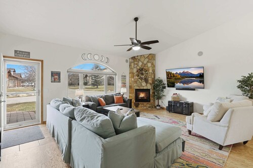 No Stairs | Pet-Friendly Summer Stay | Walk to Lakes