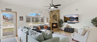 No Stairs | Pet-Friendly Summer Stay | Walk to Lakes