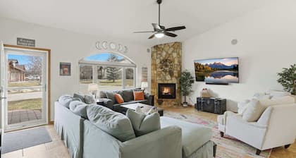 No Stairs | Pet-Friendly Summer Stay | Walk to Lakes