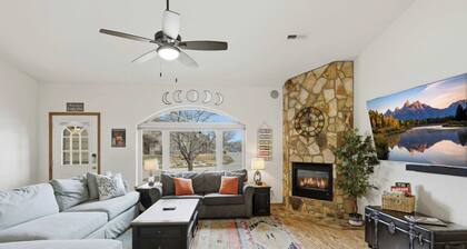 No Stairs | Pet-Friendly Summer Stay | Walk to Lakes