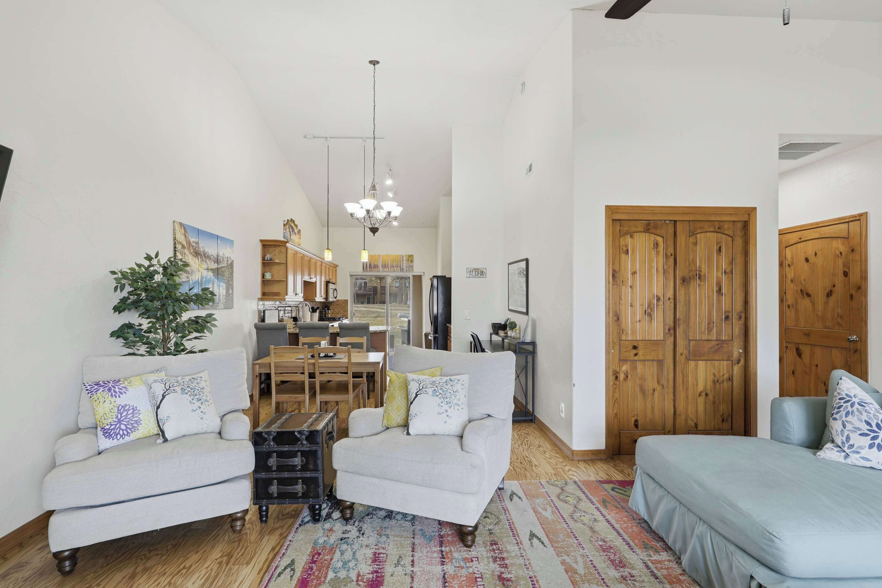 TV, fireplace, offices