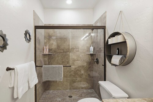 No Stairs | Pet-Friendly Summer Stay | Walk to Lakes