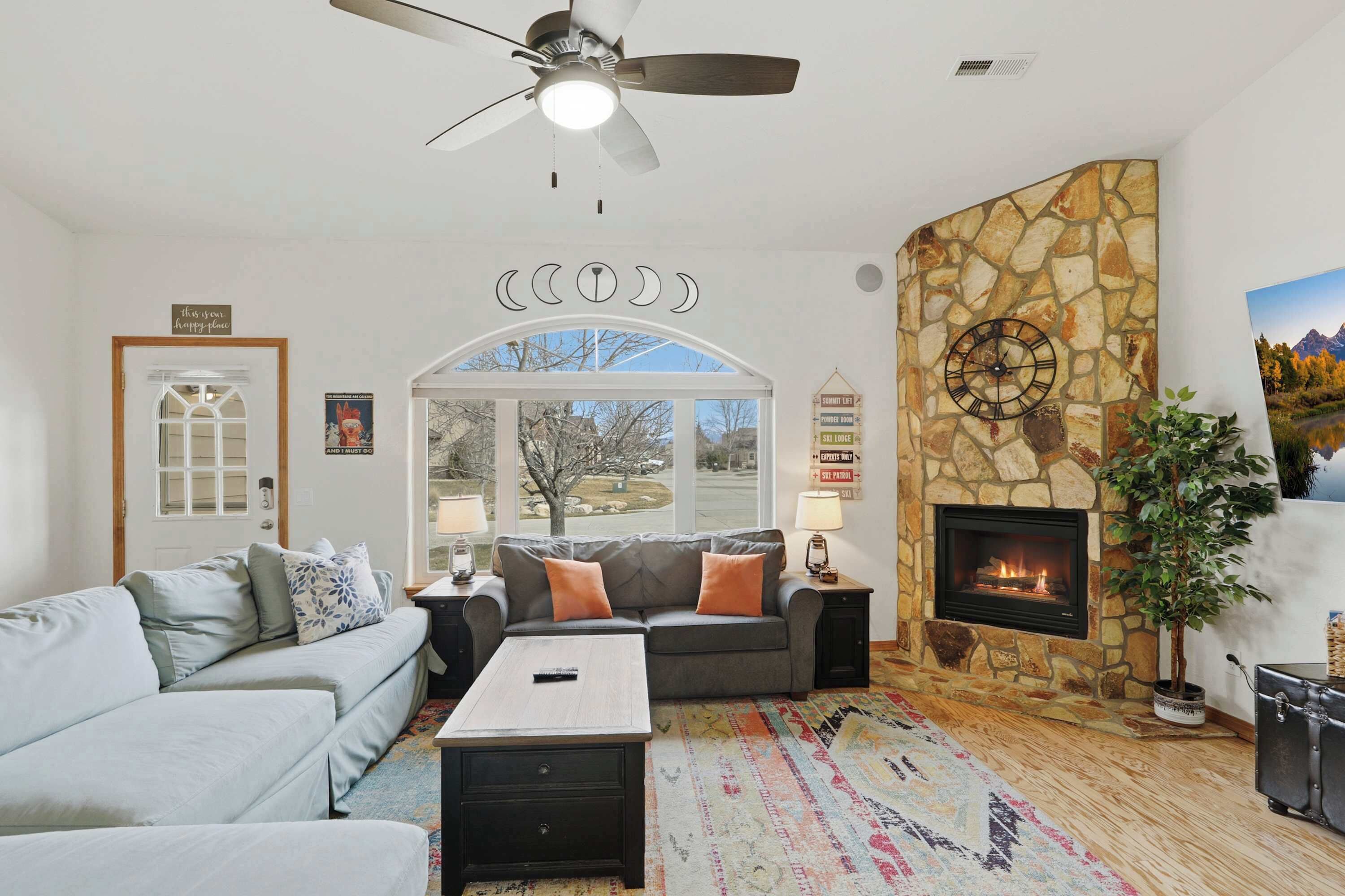 TV, fireplace, offices