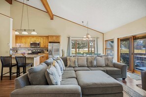 TV, peis og kontorer