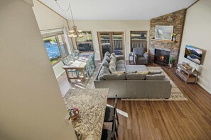 Télévision, cheminée, espaces bureaux