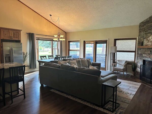 Fernseher, Kamin, Arbeitsbereiche