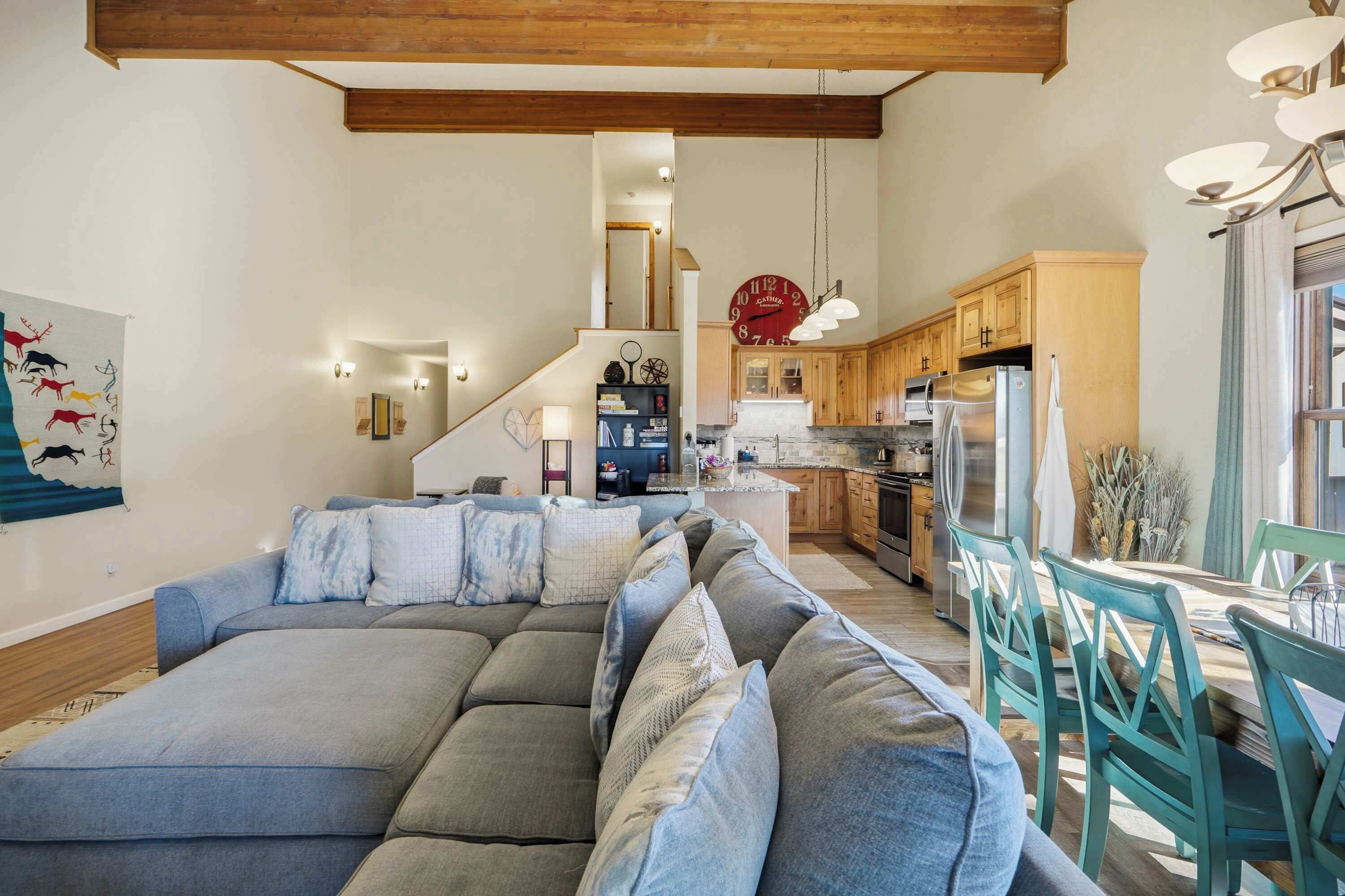 Televisio, takka, työhuone