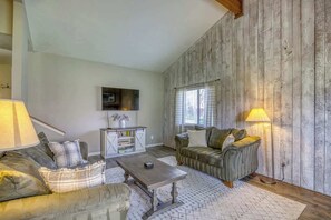 Een televisie en een open haard