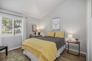 2 عدّة غرف نوم ومكواة/لوح كي وواي فاي وملاءات أسرّة