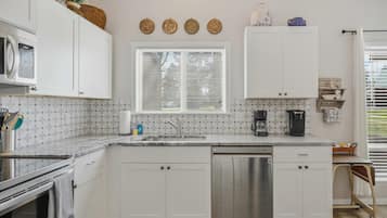 冰箱、微波炉、烤箱、炉灶