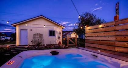 1 Block to Hot Springs | Mountain Views + Hot Tub
