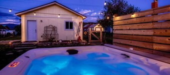 1 Block to Hot Springs | Mountain Views + Hot Tub