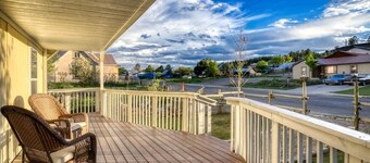 1 Block to Hot Springs | Mountain Views + Hot Tub