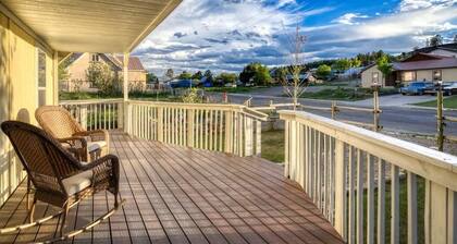 1 Block to Hot Springs | Mountain Views + Hot Tub