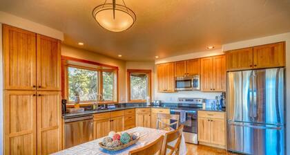 Secluded Cabin w/ Hot Tub on 8 Acres