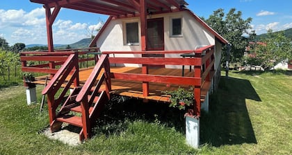 Charming 2-bedroom cottage with WiFi, AC in beautiful Nemesgulács