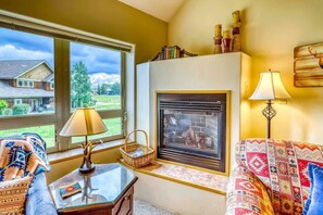 Tv, eldstad och kontor