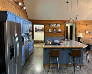 Kylskåp, mikrovågsugn, ugn och spishäll