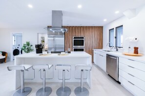 Réfrigérateur, four à micro-ondes, un four, surface de cuisson