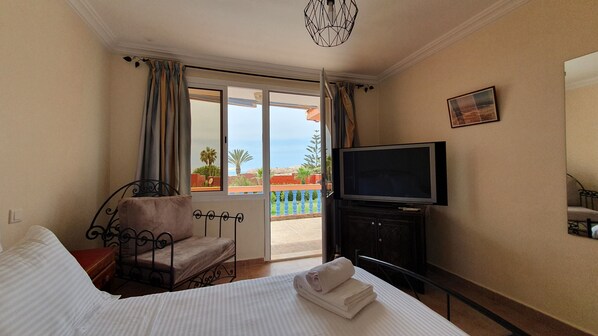 3 bedrooms, iron/ironing board, free WiFi, bed sheets