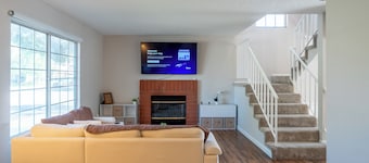 Spacious 4-bedroom house with WiFi and AC in Lancaster