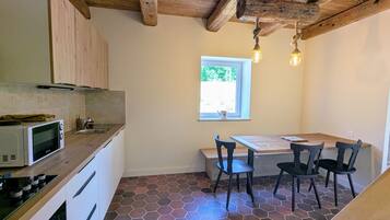 Een koelkast, een microgolfoven, een oven, een kookplaat