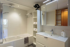 Family bathroom with shower over bath - Val d'Arve Apartment, Centre, Chamonix All Year (Chamonix)