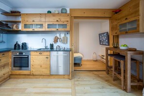 Kühlschrank, Geschirrspüler, Wasserkocher mit Kaffee-/Teezubehör