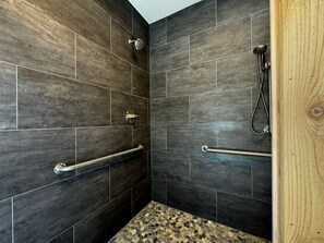 Shower, towels - Creekside Yurt - The Dreamer (Balsam Grove)