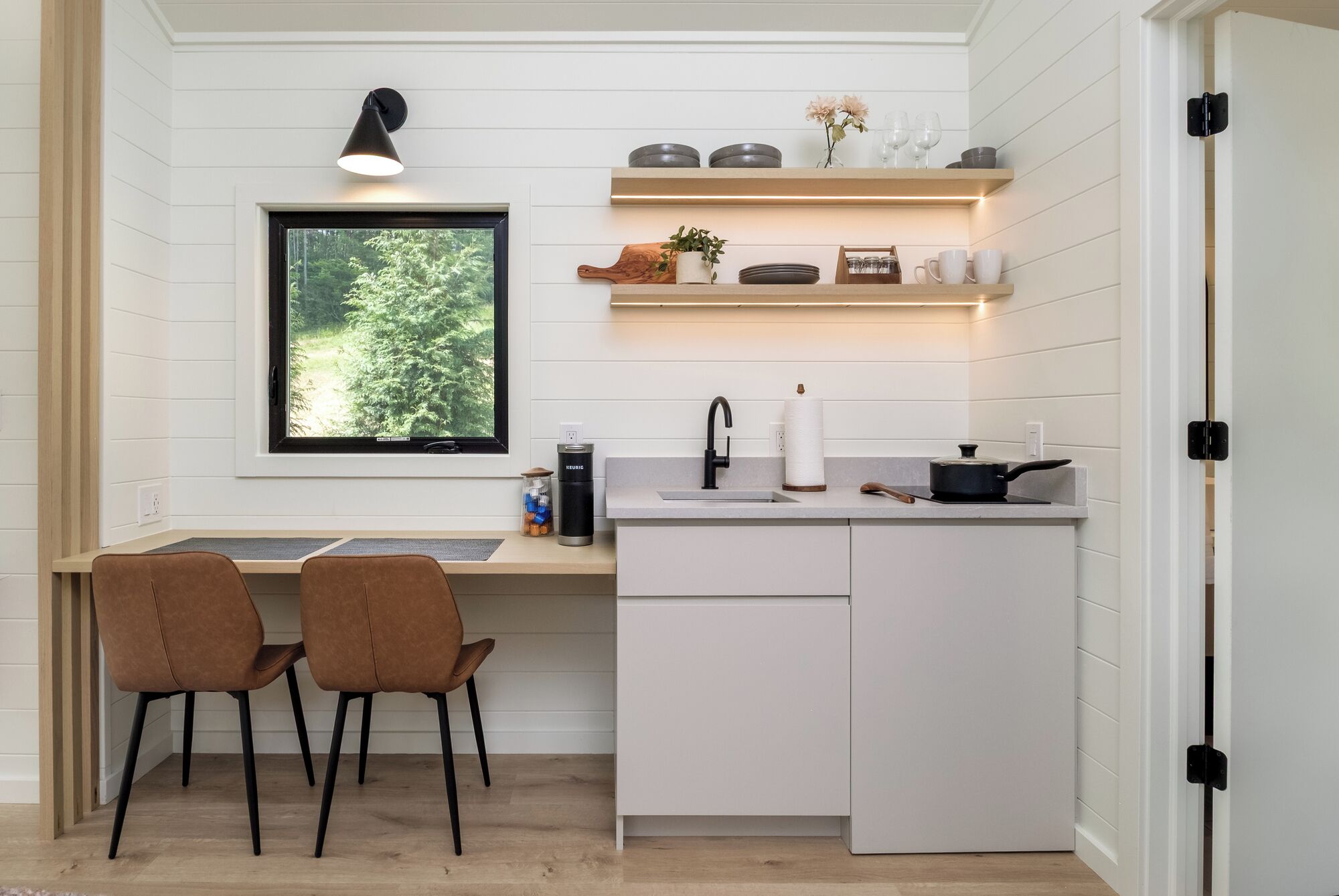 Kylskåp, spishäll, kaffe- och tebryggare och grytor/köksredskap