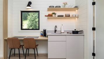 Kühlschrank, Herdplatte, Wasserkocher mit Kaffee-/Teezubehör