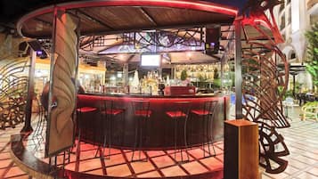 2 bars, bar en bord de piscine