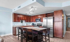 Geladeira, micro-ondas, cooktop, lava-louças