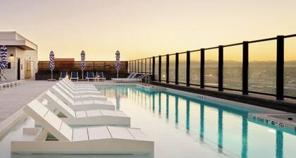 Luxury penthouse in enchanting Denver with bar, gym, pool, sauna & more