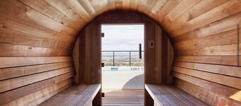 Luxury penthouse in enchanting Denver with bar, gym, pool, sauna & more